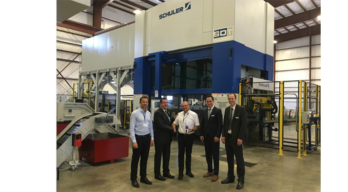 A Schuler press guarantees reliability in the machinery pool“, says Marcel Wegmann (second from the right).