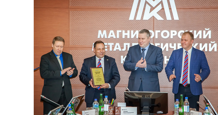 Ceremony during which Pavel Shilyaev, CEO of MMK, handed over the award.