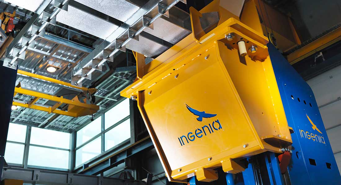 The INGENIA lifting- / lowering station is tailor made for the hot dip
galvanizing industry and is one of the main components within the INGENIA material handling systems.
Photo source: INGENIA GmbH