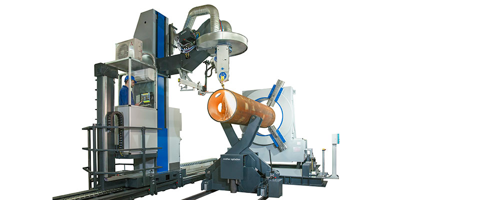 The pipe or dished end is precisely positioned by a self-centring 3-jaw chuck. When cutting round pipes, the chuck is vertical (see image). To cut dished ends, the chuck turns horizontally into a horizontal position.
(Image: Müller Opladen)