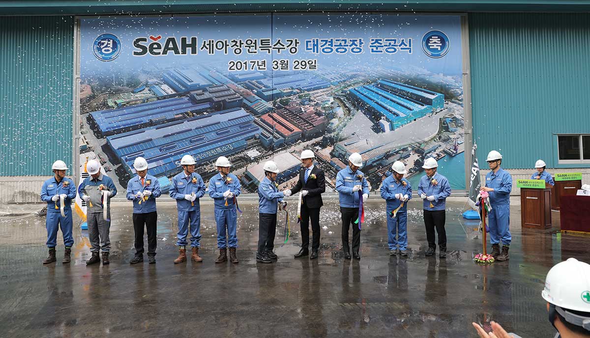 From left to right: Kim Jin-Hee, Team Leader of SeAH CSS Steel Pipe & Tube Team; An Kyoung-Sik, Vice President of SeAH E&T; Suh Young-Bum, President of SeAH Holdings; Lee Sang-Chul, Union leader of SeAH CSS; Lee Jee-Yong, President of SeAH CSS; Lee S